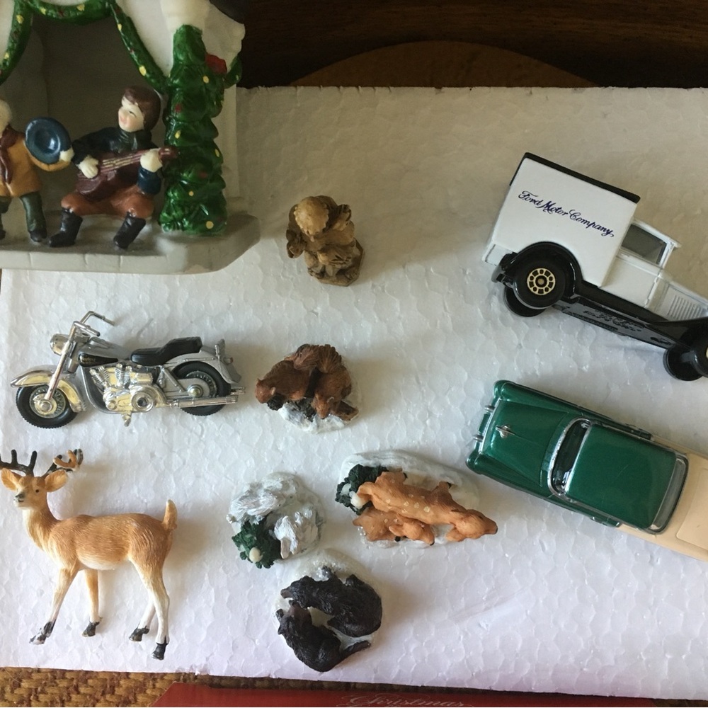 Dickens Keepsake Christmas Village Miscellaneous items.